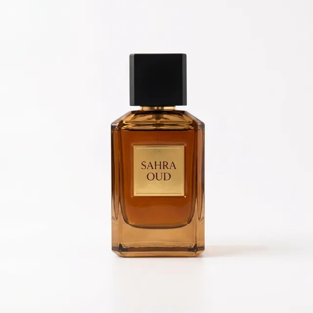 زجاجة عطر SAHRA OUD على خلفية بيضاء سادة
